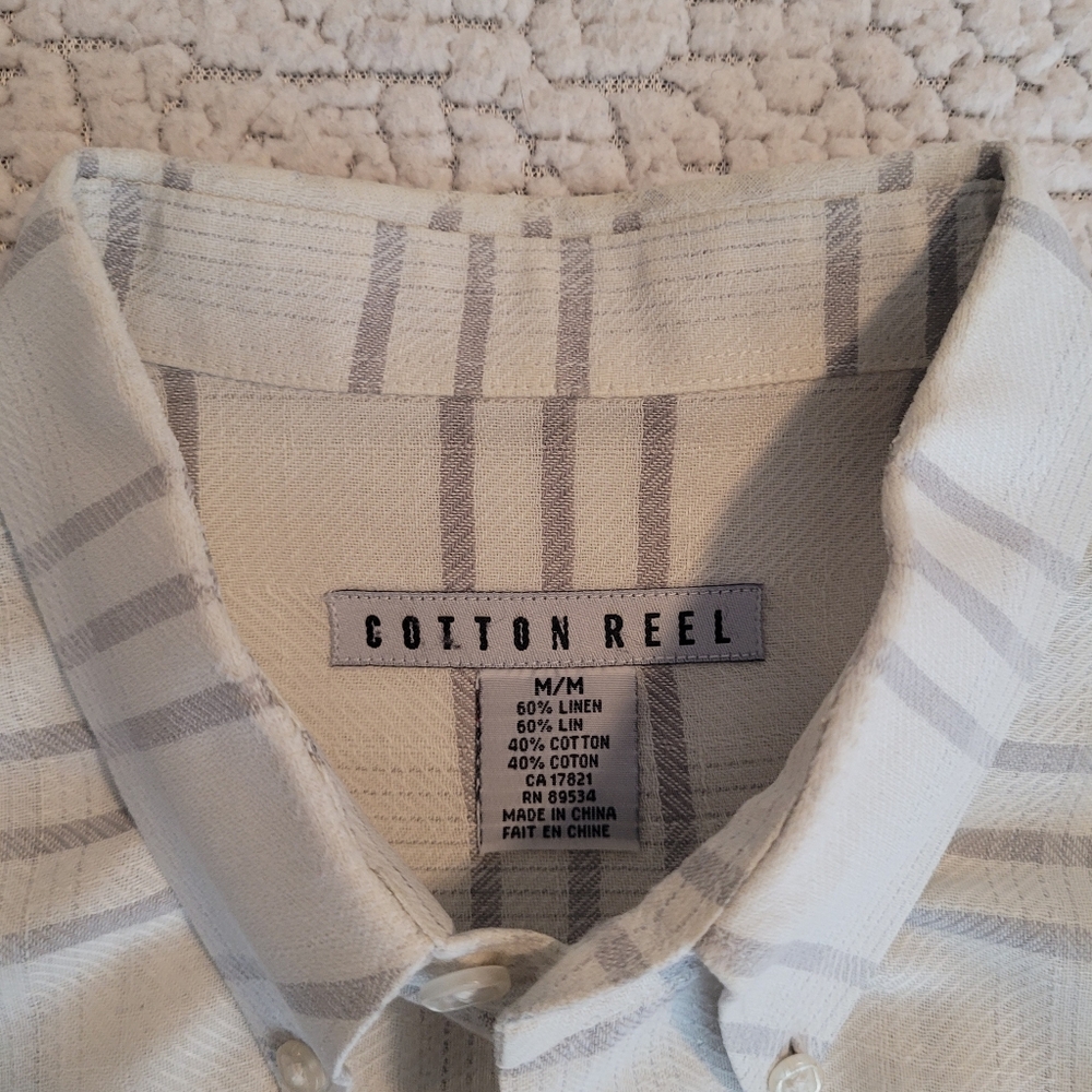 Mens short-sleeved button down casual shirt